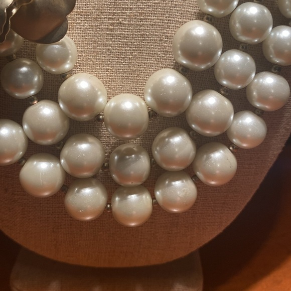 Betsey Johnson Graduated Pearl Necklace with Diamanté & Gold-tone Flower Detail. - Picture 3 of 7